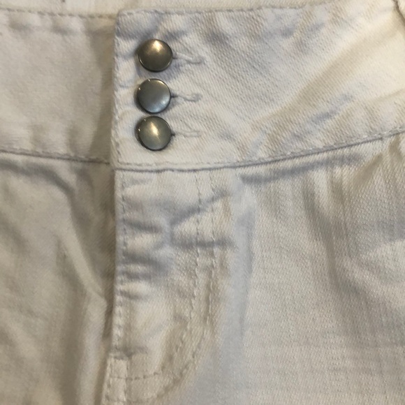 Shorts - Picture 3 of 8